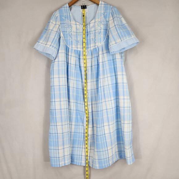 Miss Elaine Seersucker Housecoat Women's M Blue Embroidered Snap Front Pockets - Picture 4 of 8